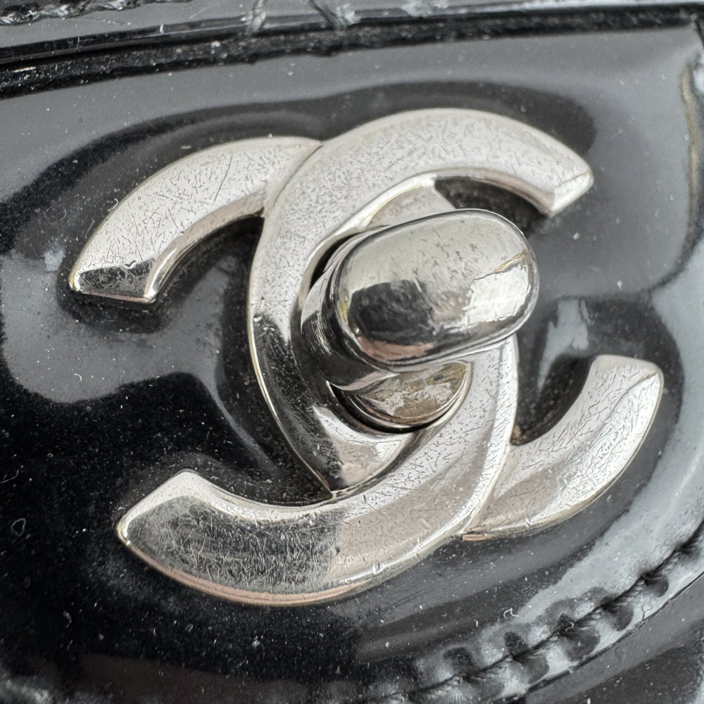 CHANEL Black Patent Leather Classic Flap Medium Crossbody Shoulder Bag LHQ1583