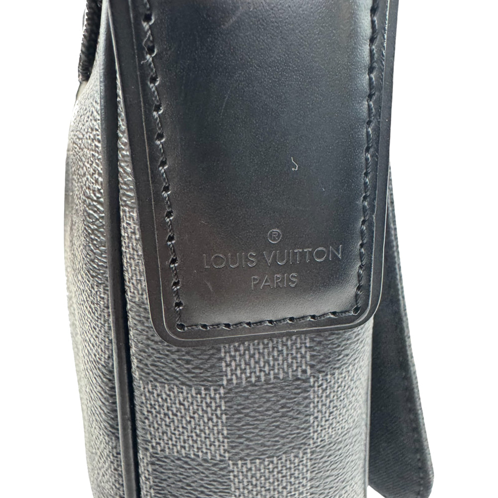 LOUIS VUITTON District PM Damier Graphite Messenger Bag LHQ909