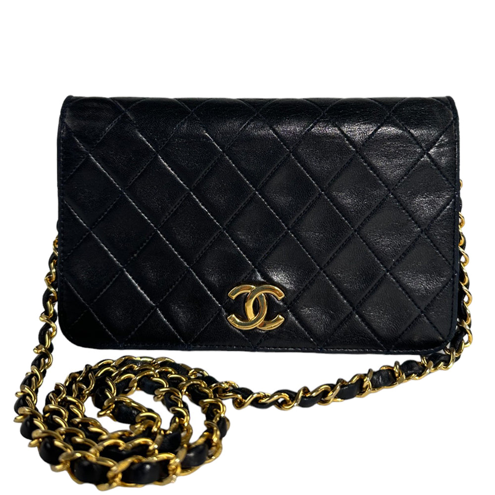 CHANEL Mini Matelassé Umhängetasche Schwarzes Lammfell LHQ108