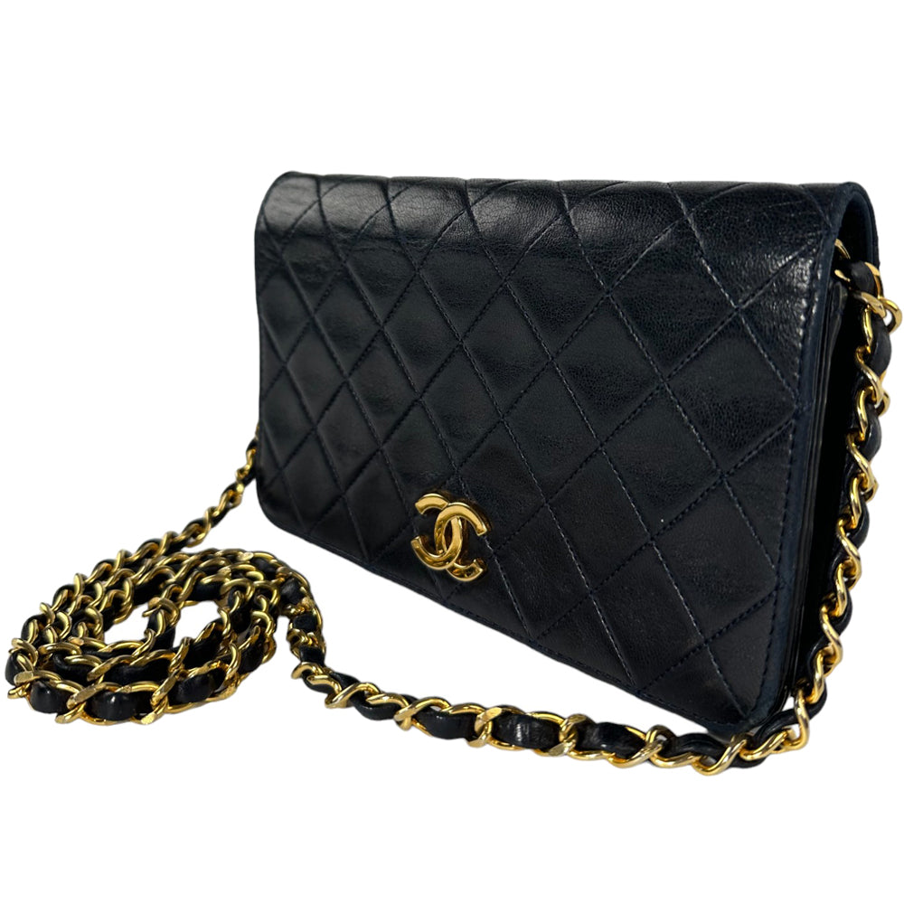 CHANEL Mini Matelassé Umhängetasche Schwarzes Lammfell LHQ108