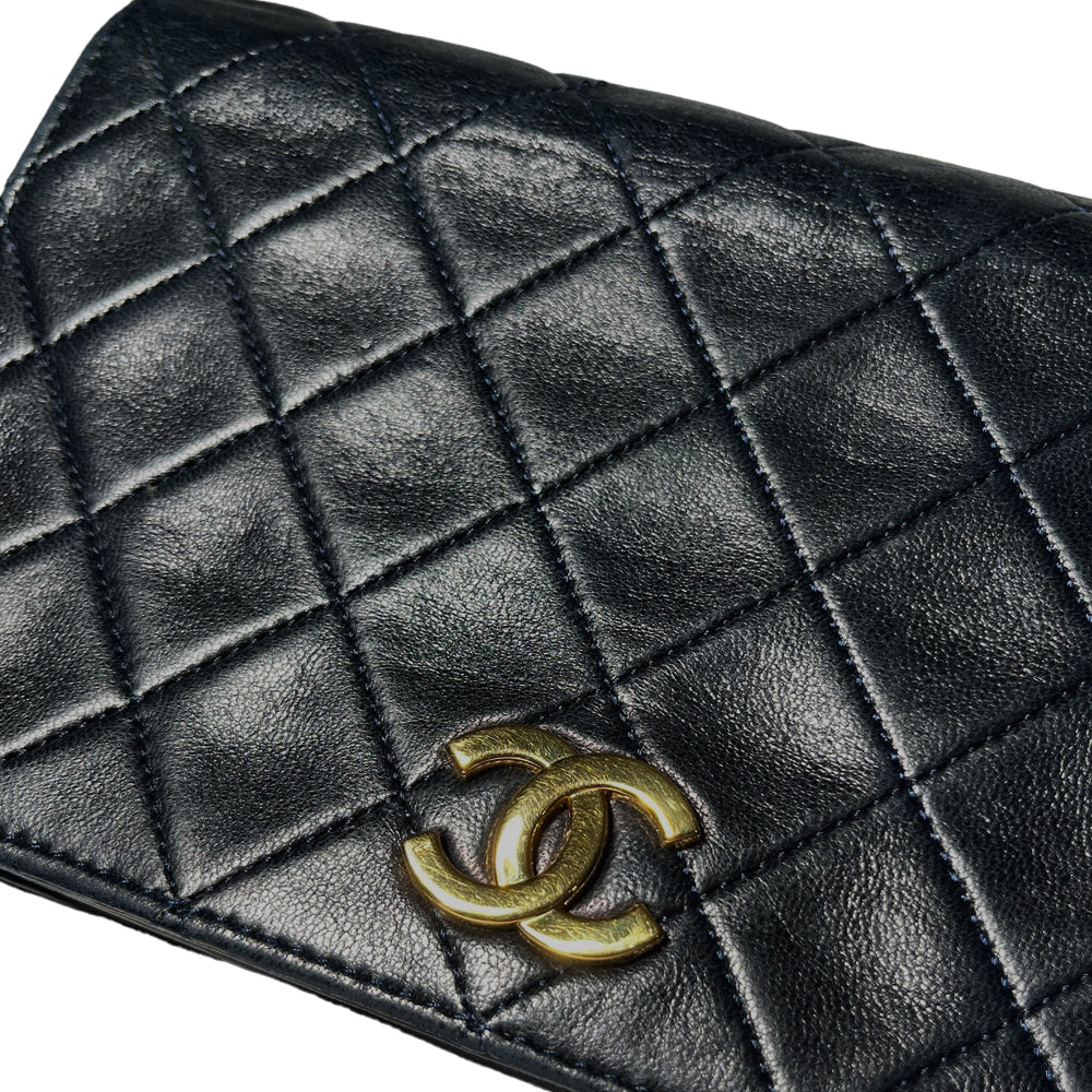 CHANEL Mini Matelassé Umhängetasche Schwarzes Lammfell LHQ108