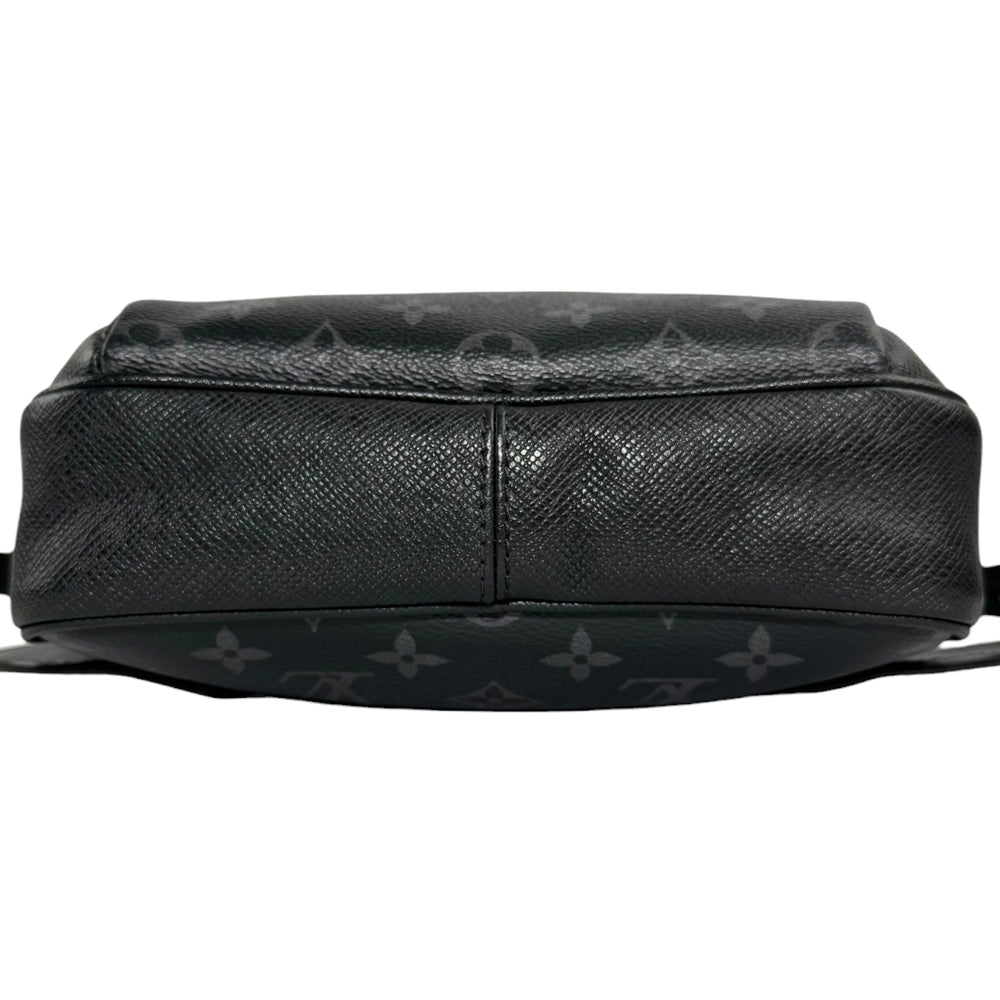 LOUIS VUITTON Outdoor Messenger Schwarze Monogramm-Gummi-Umhängetasche LHQ245