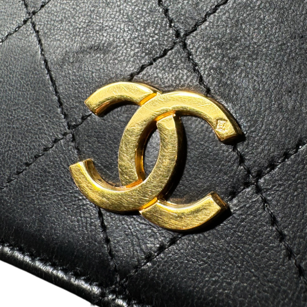 CHANEL Matelasse Schwarze Umhängetasche LHQ252