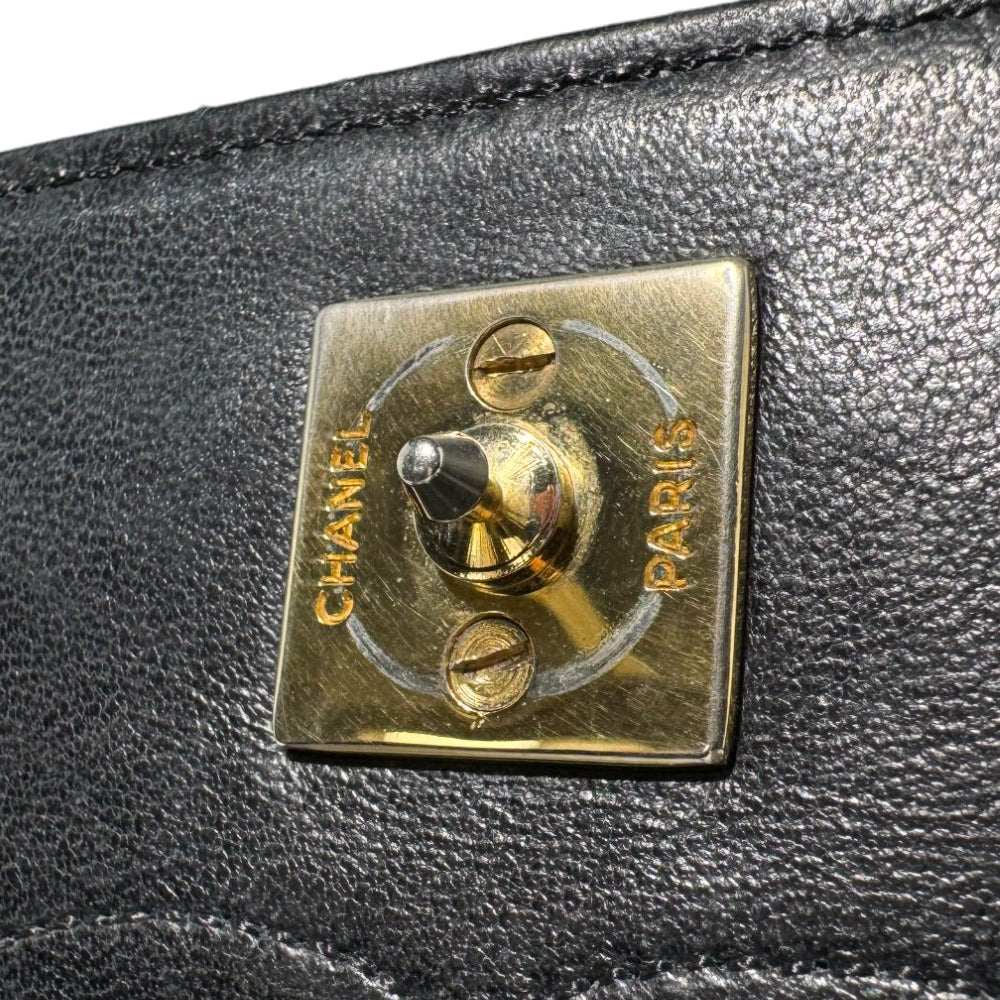 CHANEL Matelasse Schwarze Umhängetasche LHQ252