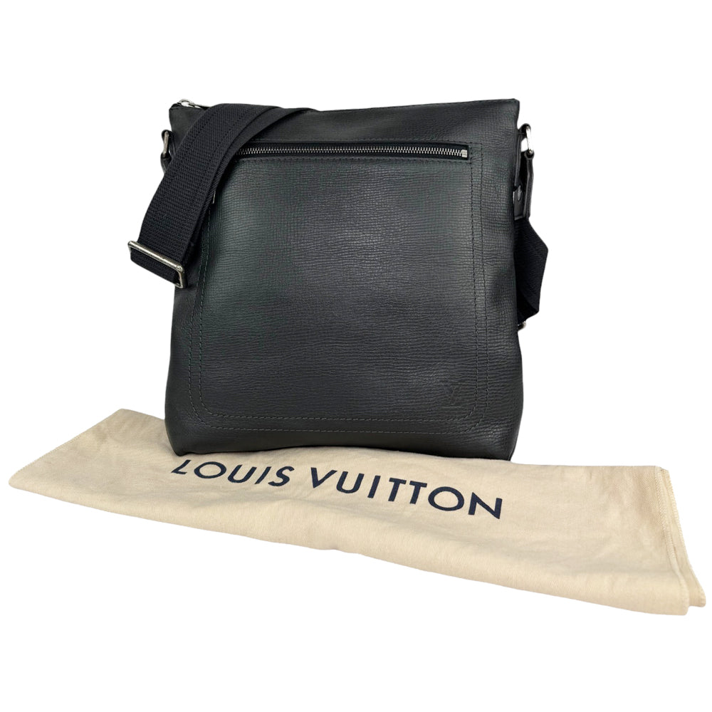 LOUIS VUITTON Black Leather Taiga Sasha Shoulder Bag LHQ508