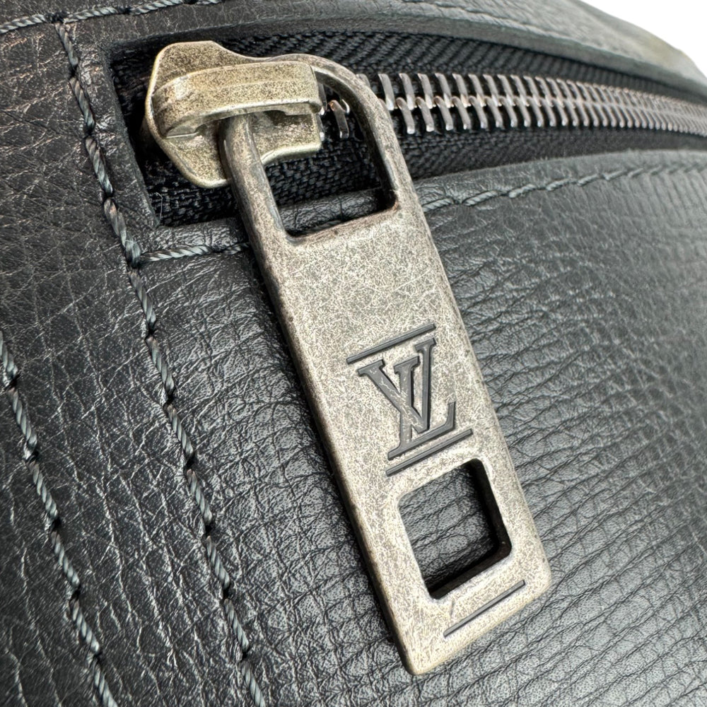 LOUIS VUITTON Black Leather Taiga Sasha Shoulder Bag LHQ508