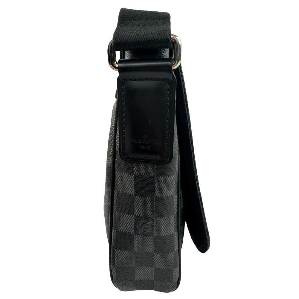 LOUIS VUITTON District PM Damier Graphite Messenger Bag LHQ909
