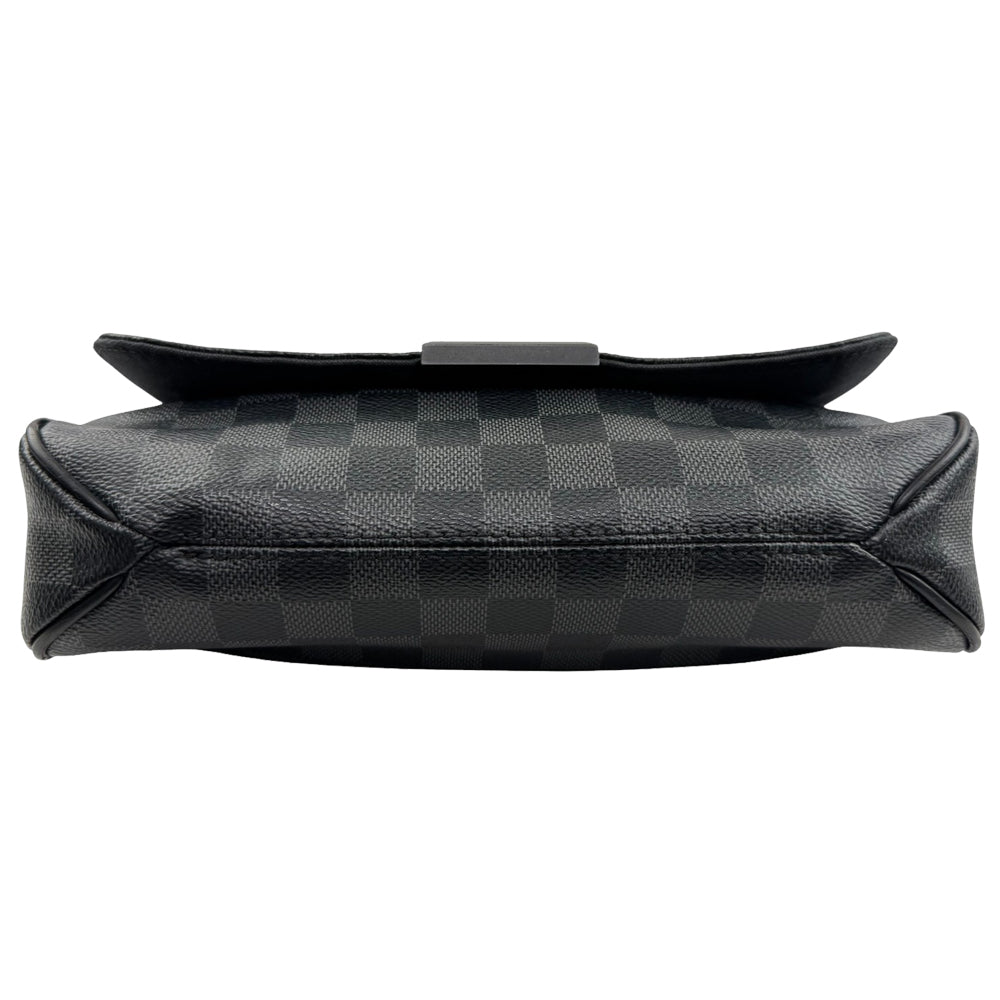LOUIS VUITTON District PM Damier Graphite Messenger Bag LHQ909