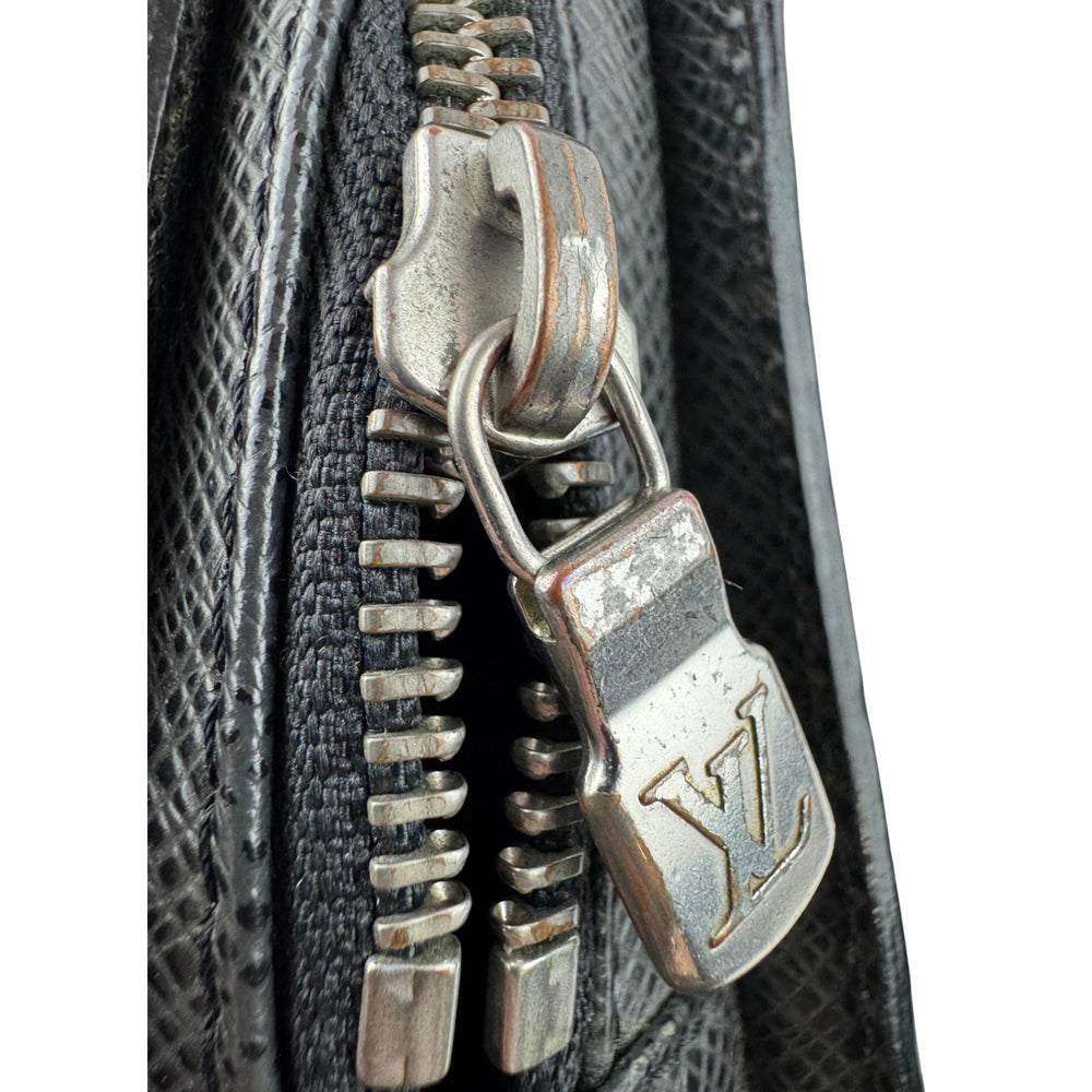 LOUIS VUITTON Black Taiga Leather Baikal Clutch Bag LHQ923