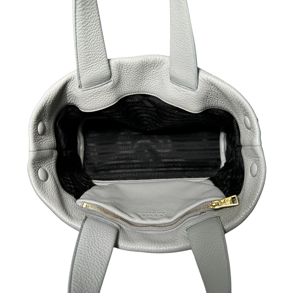 PRADA Borsa con logo punzonato in pelle grigio LHQ98