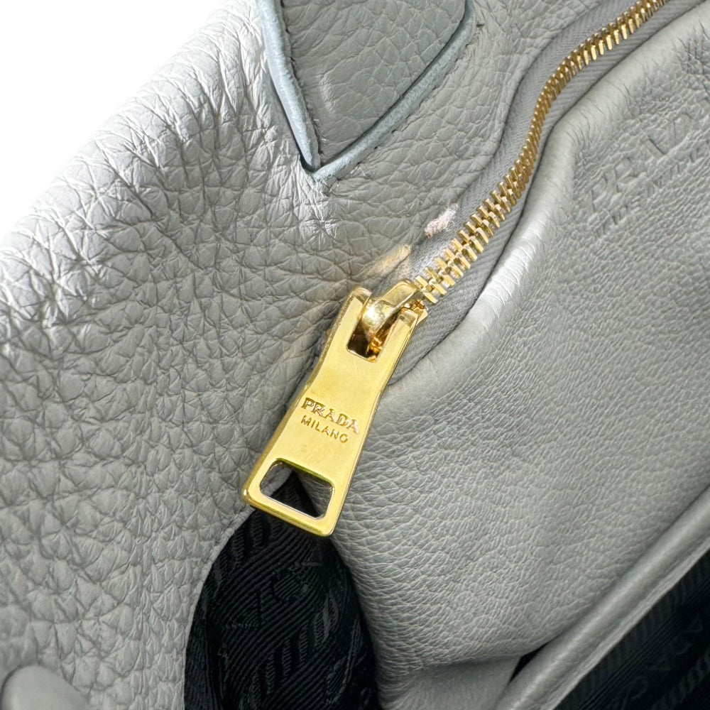 PRADA Borsa con logo punzonato in pelle grigio LHQ98